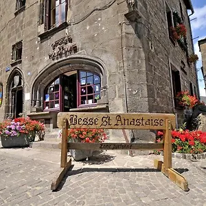Grande Maison Dans La Cité Médiévale De , Besse-et-Saint-Anastaise France